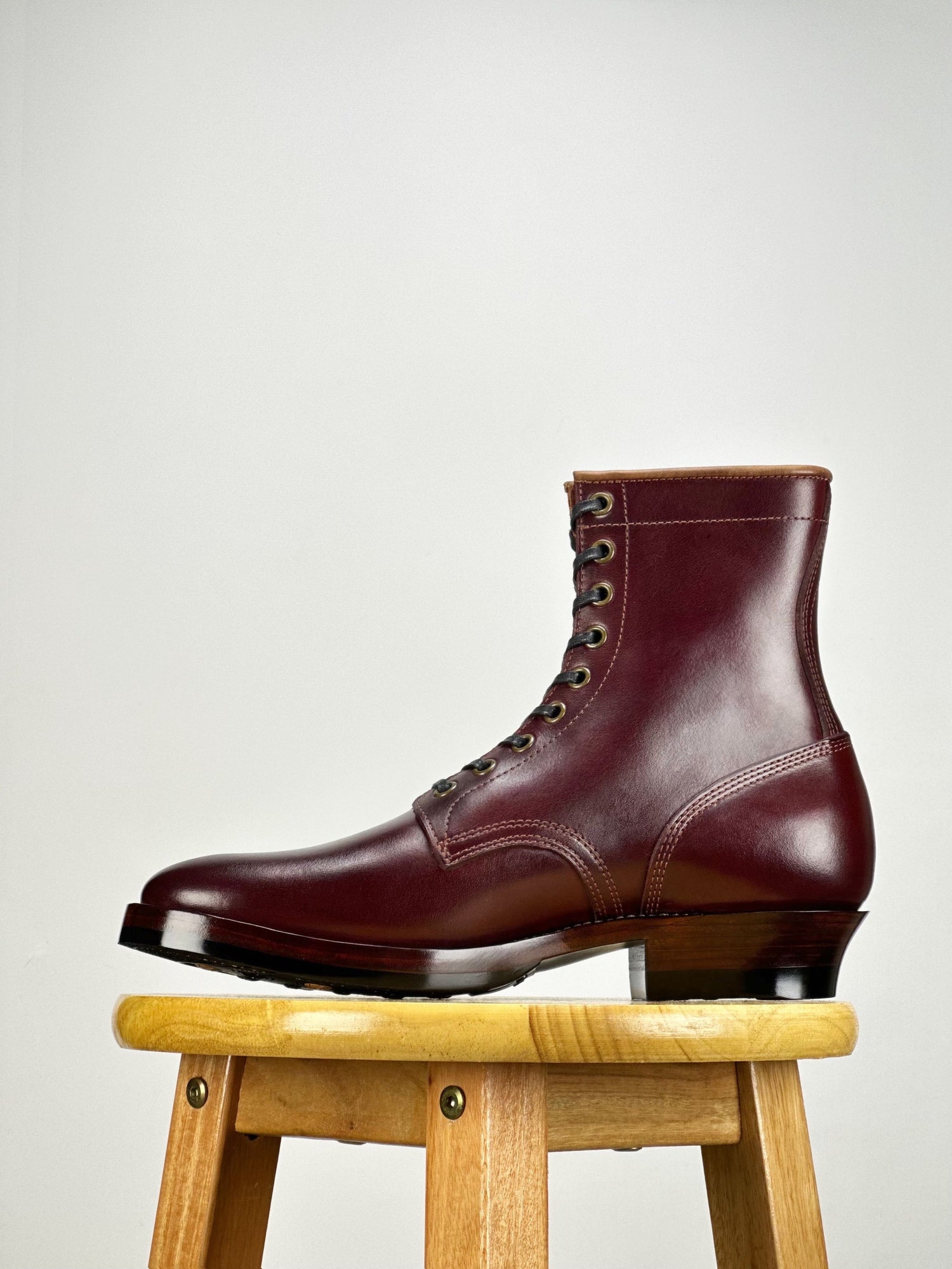 Woodcutting boots MTO - Oiled and waxy cowhide with hand painting in Burgundy