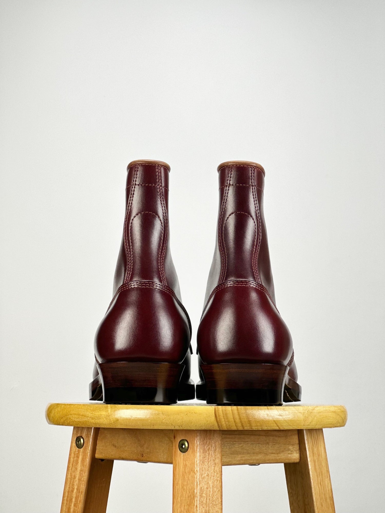 Woodcutting boots MTO - Oiled and waxy cowhide with hand painting in Burgundy